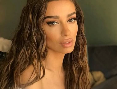 Η Φουρέιρα φόρεσε το μικροσκοπικό μαγιό της για έναν «βρεγμένο» χορό (βίντεο)